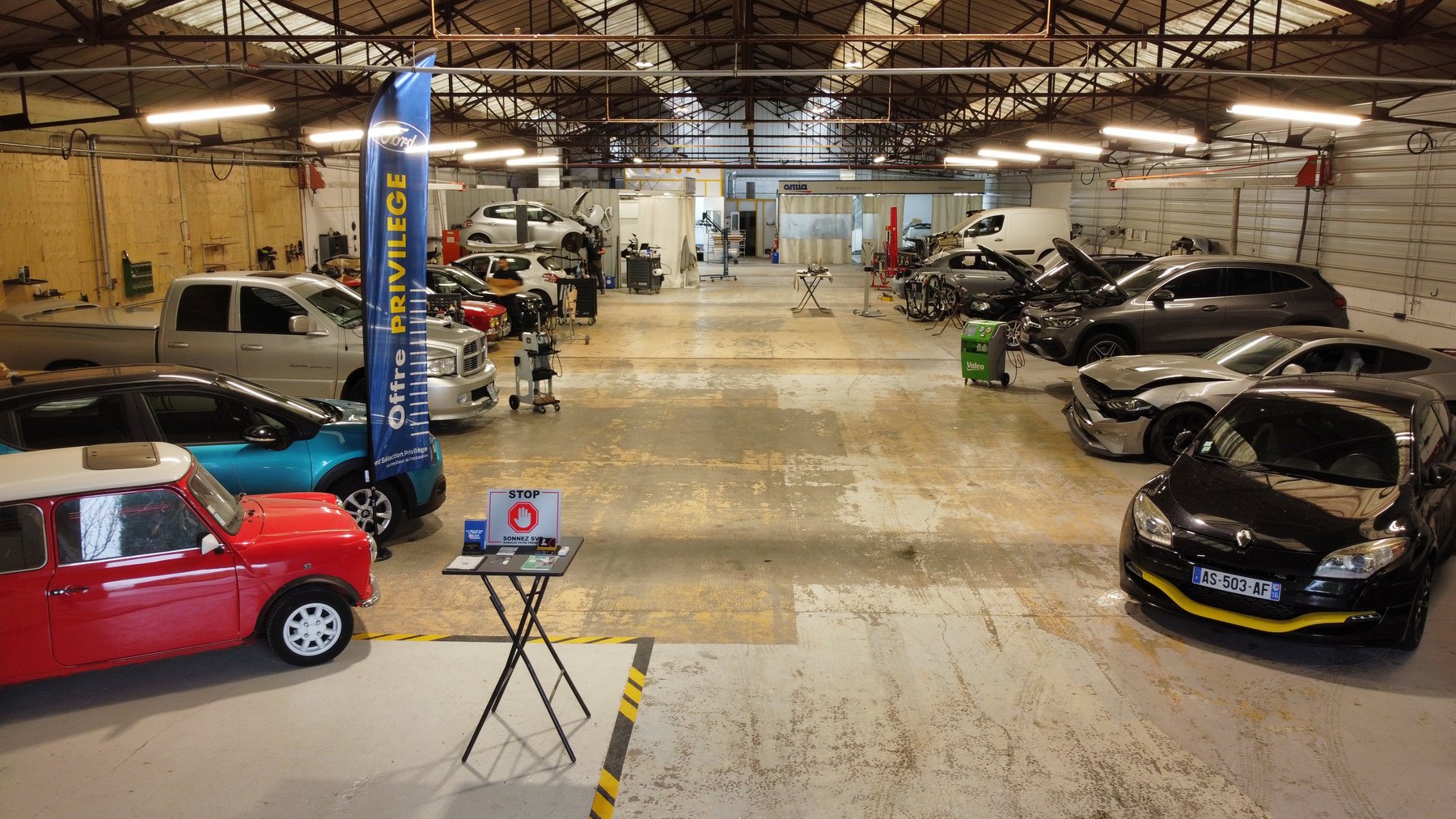 Vue intérieure de l'atelier automobile